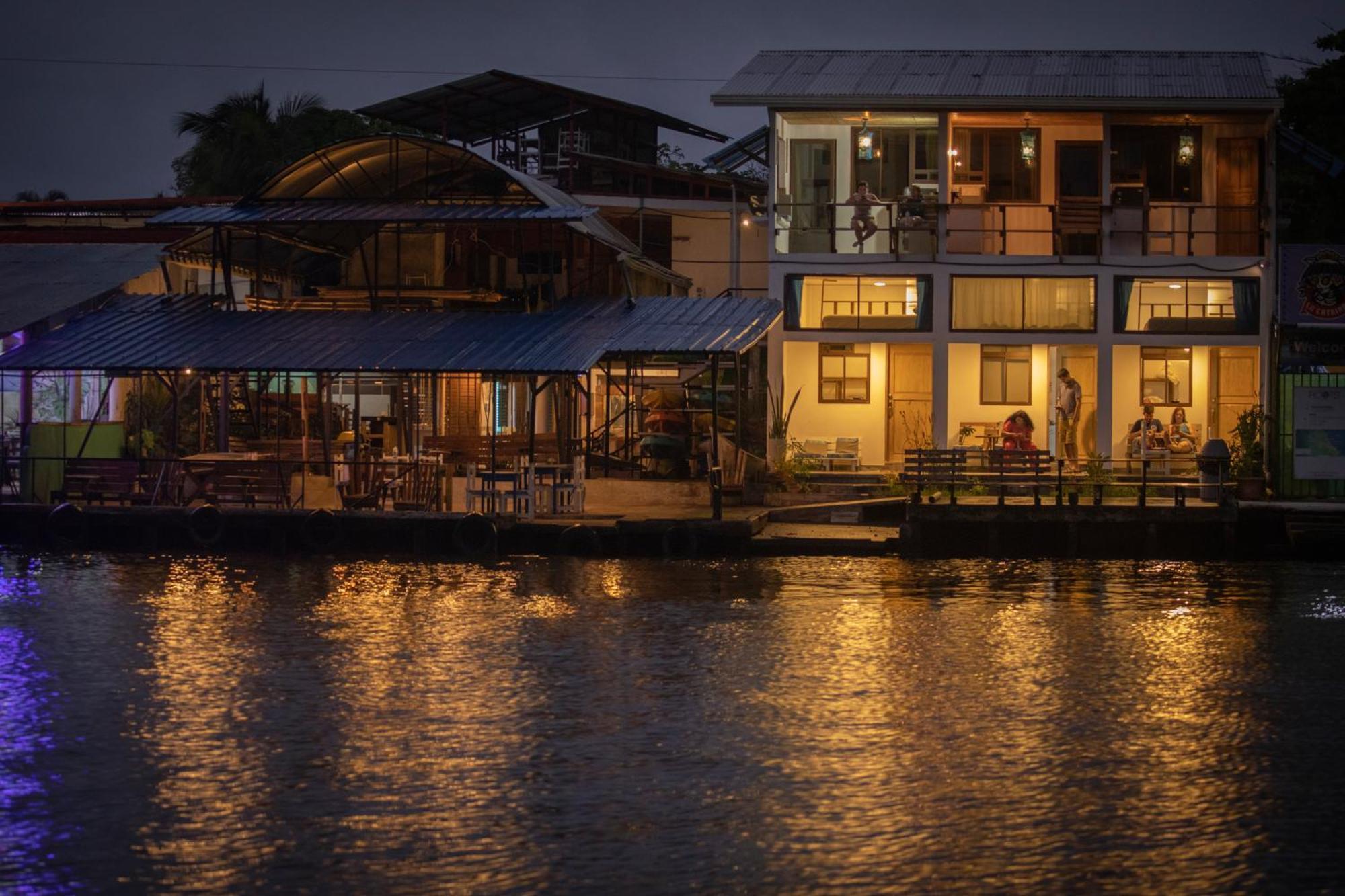 Hotel Pura Natura Riverside Тортугеро Екстериор снимка